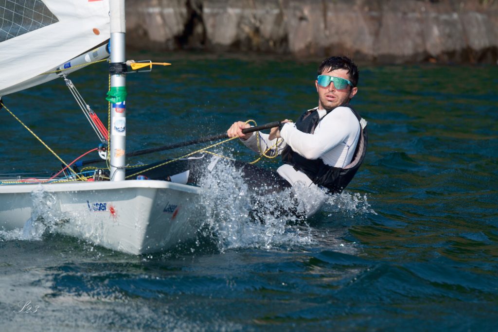 dominare il vento e le onde del lago, con l'adrenalina sportiva. Tu e la barca un solo corpo