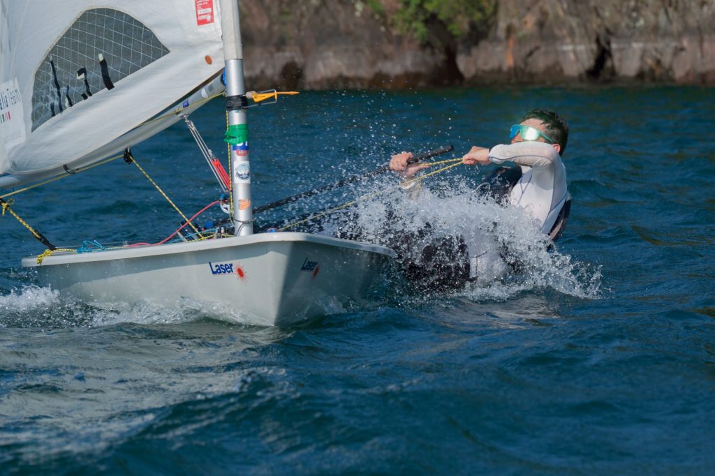 dominare il vento e le onde del lago, con l'adrenalina sportiva. tu e la barca un sol corpo