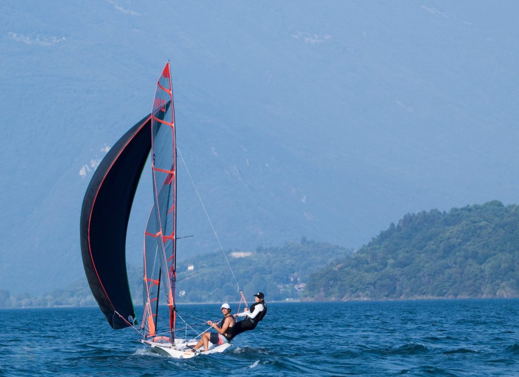 sentire il brivido del vento che gonfia le vele e ti sorregge in equilibrio appeso al trapezio