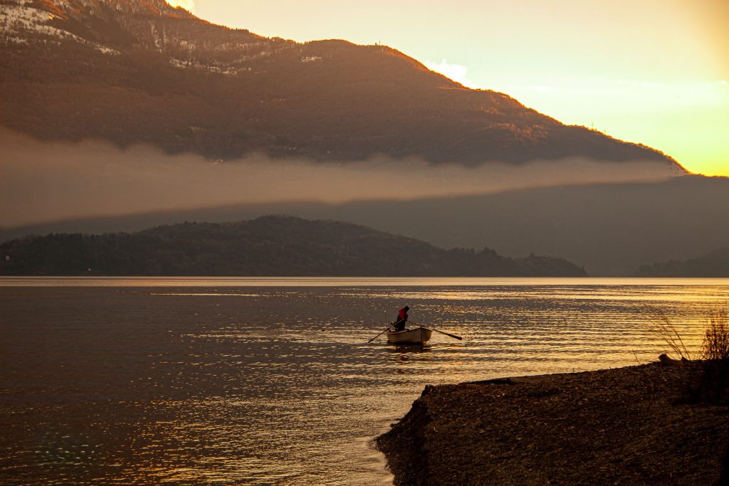 rilassarsi ammirando ed aspettando il tramonto sulla barca in mezzo al lago