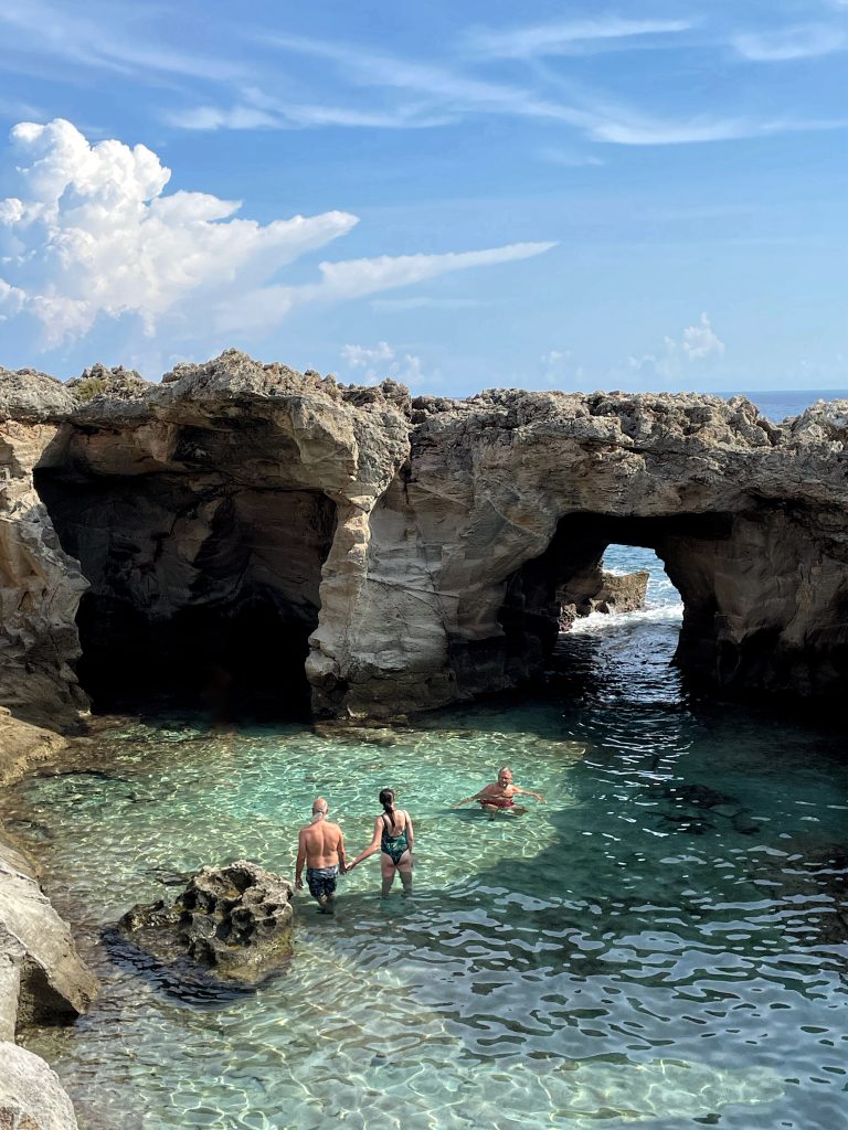 ammirare luoghi meravigliosi come le piscine naturali di Marina Serra in Salento