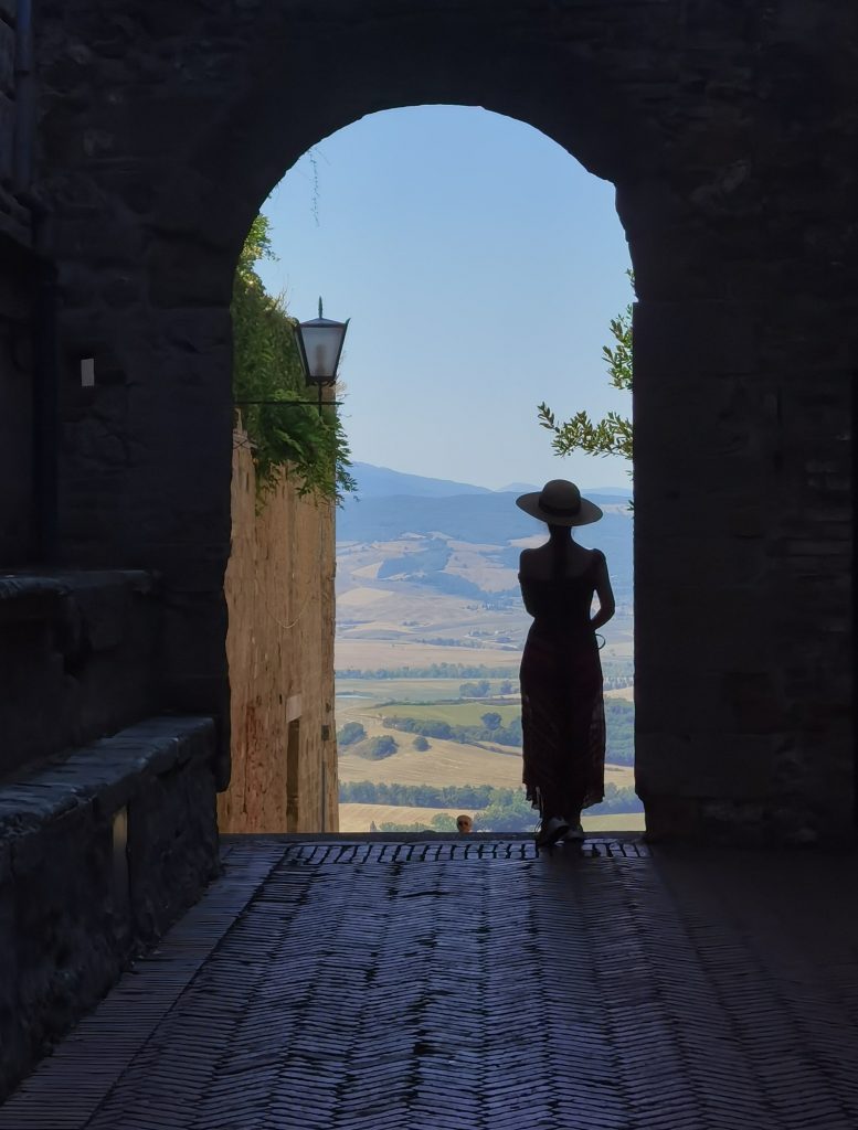 perdermi tra le colline dorate di Pienza, respirare il silenzio della campagna e sentirmi parte di qualcosa di più grande. Amo viaggiare e lasciarmi incantare dai luoghi che la natura ci regala: è lì che ritrovo me stessa.