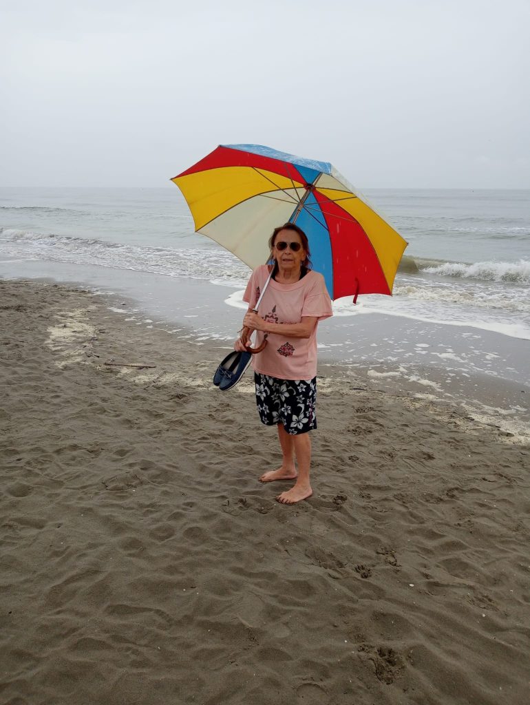 ... neppure la pioggia ferma la mia voglia di camminare in spiaggia ... x la mia salute non mi ferma nè il freddo nè il tempo brutto!!