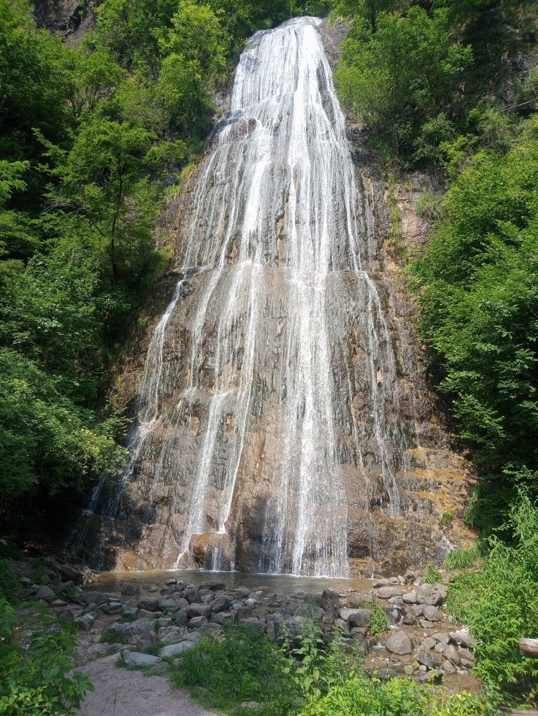 osservare la forza della natura che si scatena in una cascata spettacolare !!