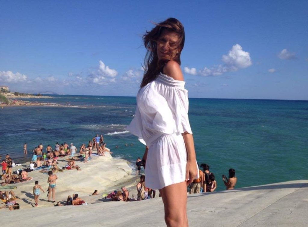 vivere con il mare, vicino al mare, in ogni periodo dell'anno, anche in inverno. Perché il mare impetuoso rilascia energia e forza. Il mare calmo, nuotando liberamente fino al largo e durante ogni bracciata senti che ottieni l'onore di diventare parte di lui, ti fa sentire un suo figlio e ti aiuta a buttare fuori tutto il male e infatti tipicamente quando si esce ci sono tanti sorridi insieme al tuo. Il mare cura l'anima, il cuore e il corpo, guarendo ogni ferita interiore e non.