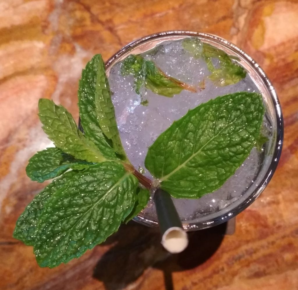 Preparararsi un Virgin Mojito con fresche foglie