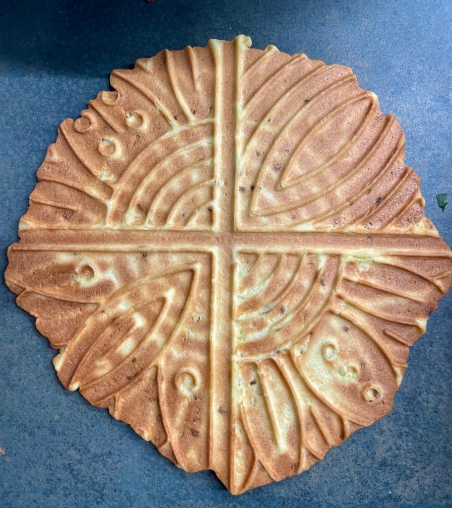 Riempire di marmellata d'uva le Nuvole +o Ferratelle), fatte in casa