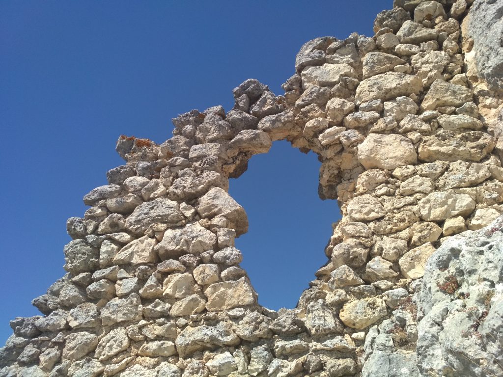 Scoprire una breccia sul cielo tra gli antichi muri di una rocca