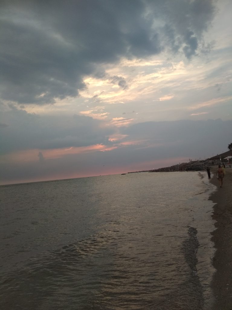 Sognare ad occhi aperti, intravedere l'ombra di una sirena, sulla riva, all'imbrunire