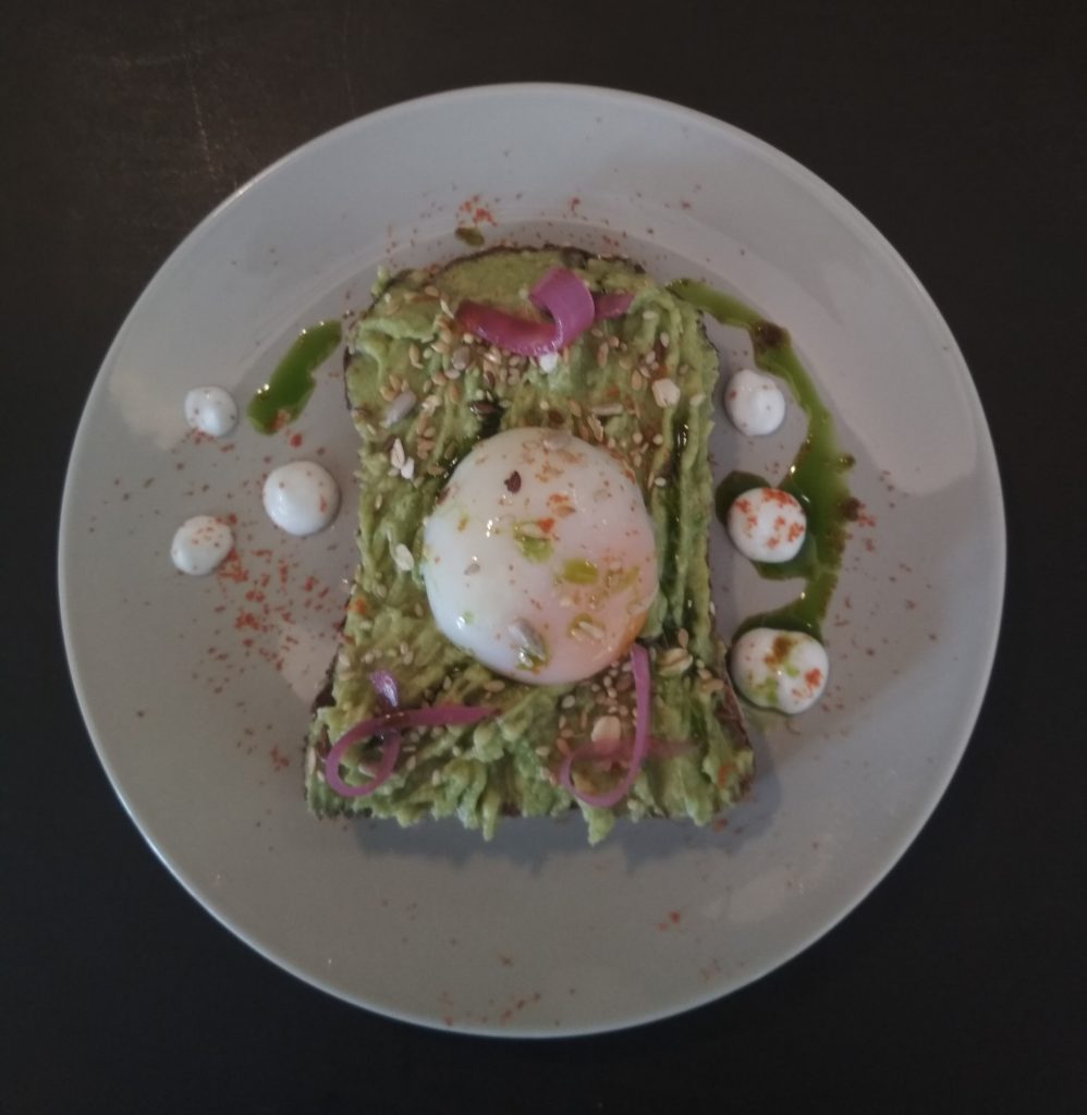 Rigenerare la vista e il gusto guacamole e oeuf poché, decorato ogni volta in modo imprevedibile da uno chef d'eccezione