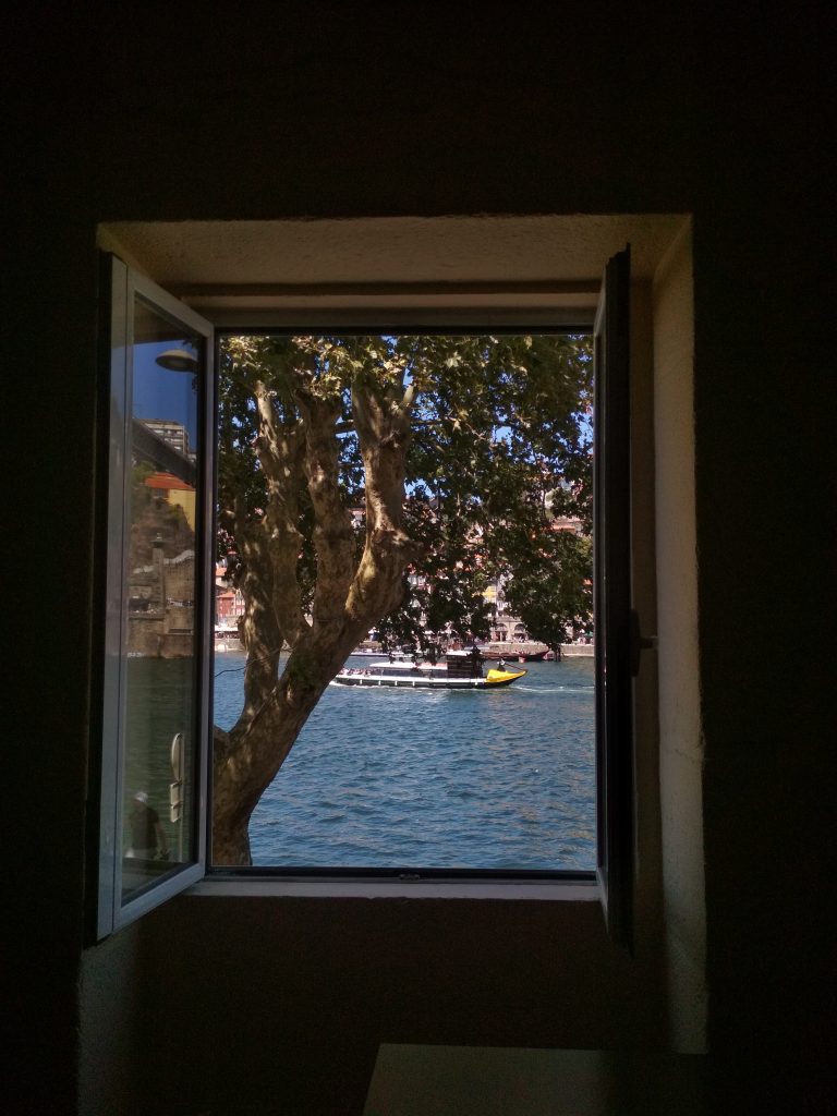 Una finestra sul fiume dorato