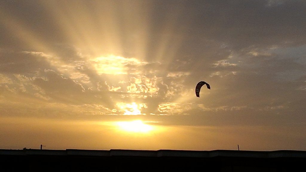 Contemplare il cielo infuocato del tramonto