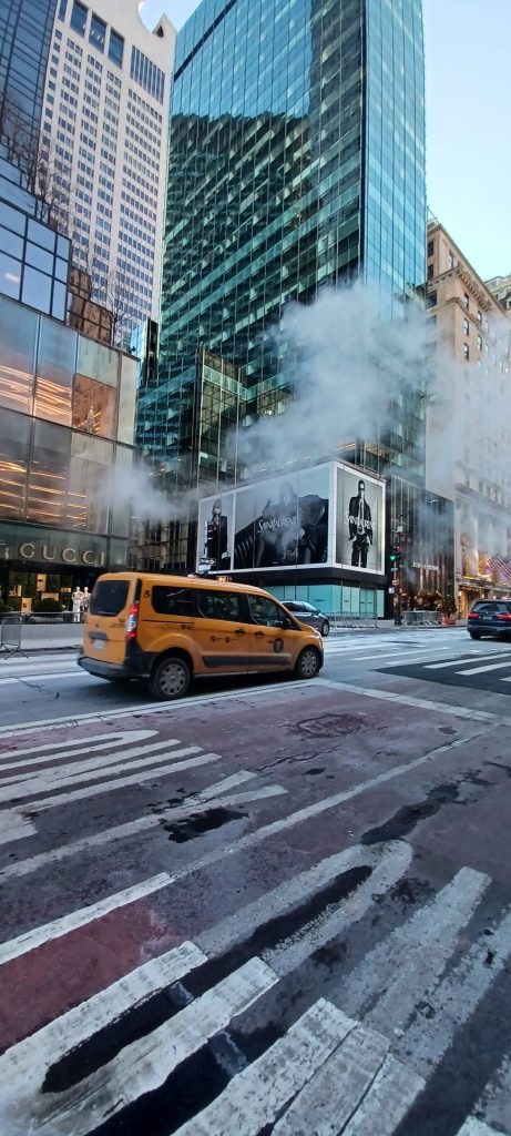 Una passeggiata tra i palazzi di new york tra taxi gialli e fumo che sprigiona dai tombini e ti fa sentire cosmopolita