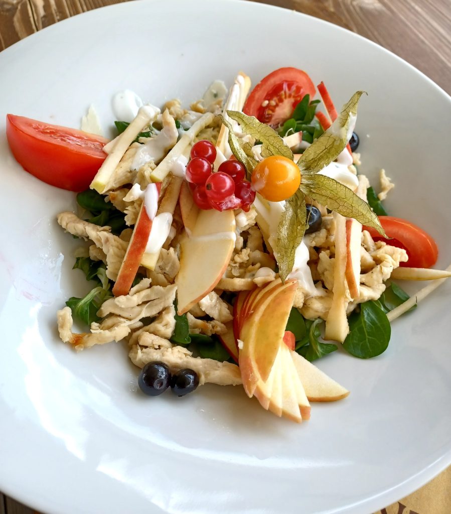 la ricercatezza degli ingredienti: un'esplosione di gusto che rispetta un sano equilibrio alimentare, come questa insalata di pollo con dressing di yogurt magro e frutta