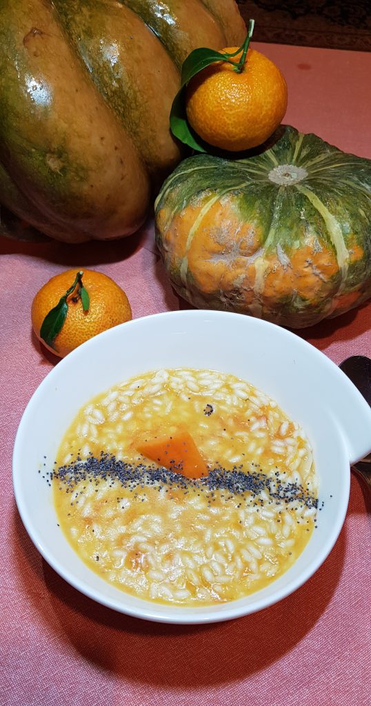 benvenuto autunno e benvenuta zucca! Per un'alimentazione sana prediligo cibi di stagione: un buon risotto alla zucca con semi di chia fonte di importanti nutrienti e fibra, e una spruzzata di agrumi, mi dà la carica per affrontare i primi freddi e i mali di stagione.