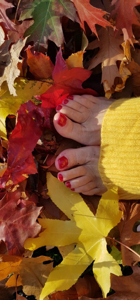 sentire le foglie sotto i piedi lasciando che gli ultimi tiepidi raggi di sole mi scaldino la pelle e l'anima